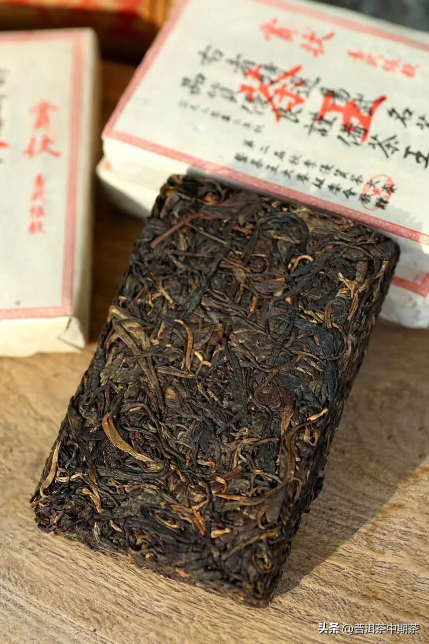 2002年易武茶王张毅
【赏状茶王】250克/砖、1