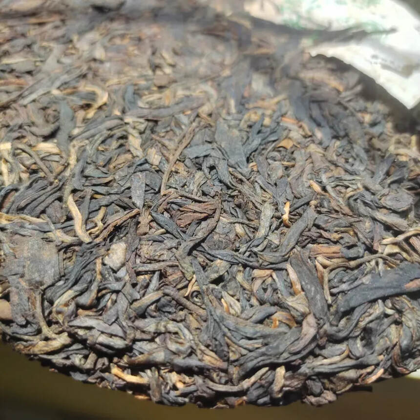 00年野生茶，昆明纯干仓存放，没有杂味，条索清晰，茶