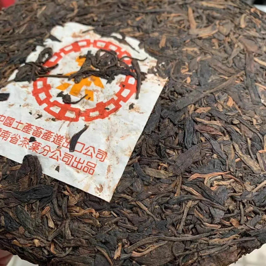 2000年中茶牌大黄印青饼，超大内飞版。传统精细六道