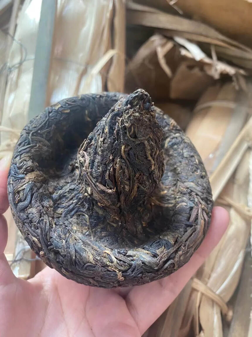 03年德凤定制蘑菇沱生茶250克
纯正高烟香
汤色转