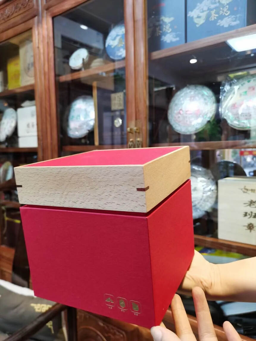 品名：古树滇红礼盒装500克，树龄：300年，古树编