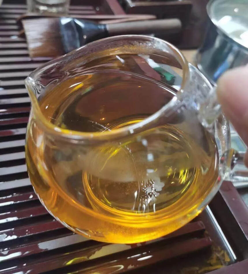 大家都说好喝
06年金奖纪念古树茶王饼，
昆明纯干仓