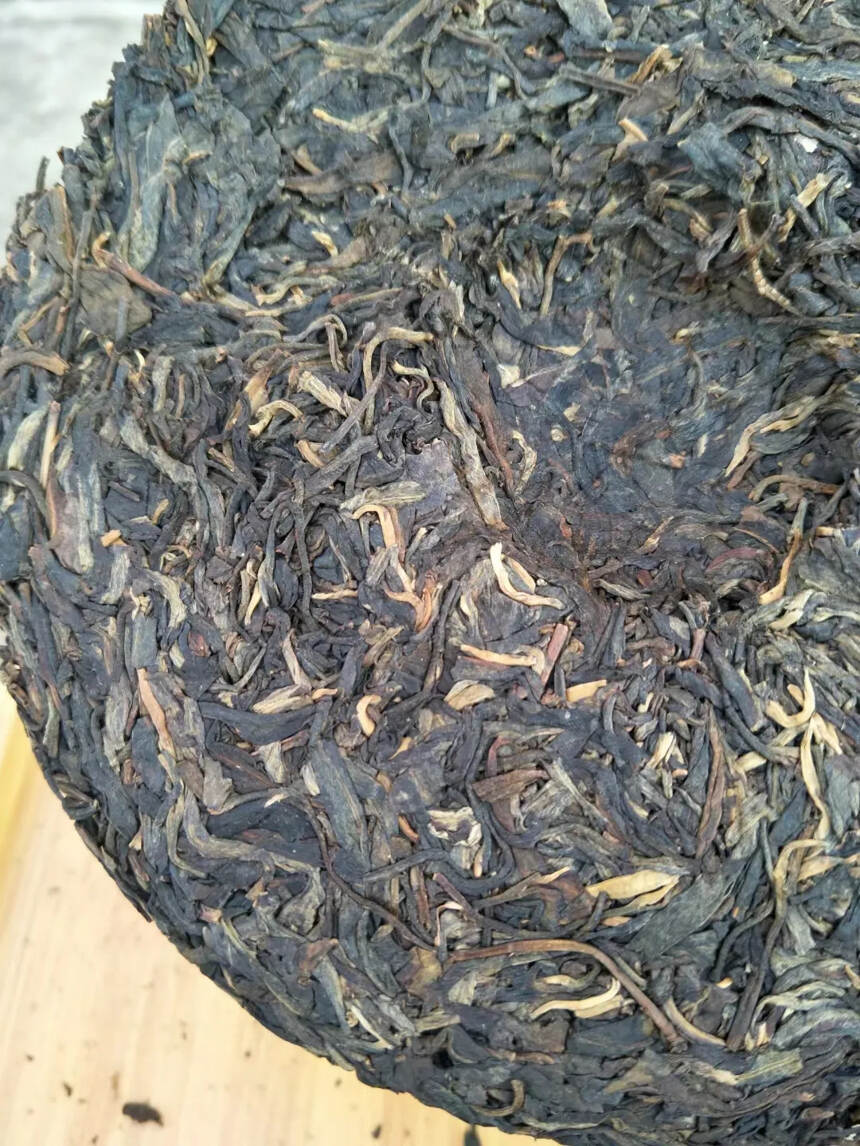 敬昌号圆茶，干仓老茶，茶香四溢，口感纯正，轻微烟香，