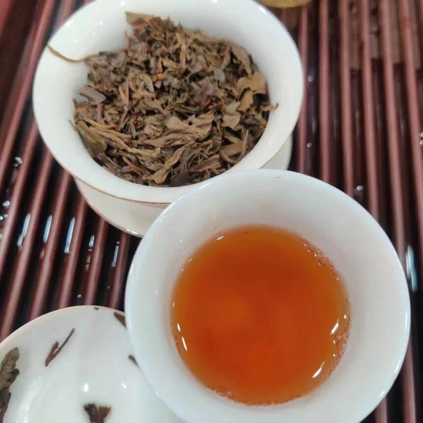 六大茶山2004年攸乐野生茶，野生茶料制作，肥壮厚实