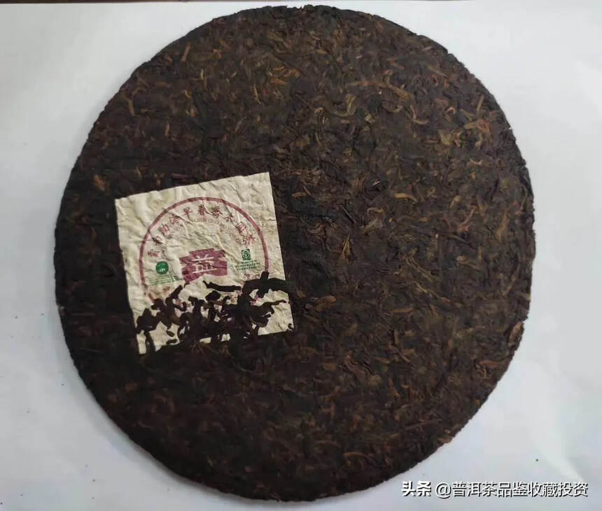 03年早春乔木熟：早春乔木圆茶普饼是勐海茶厂精品系列