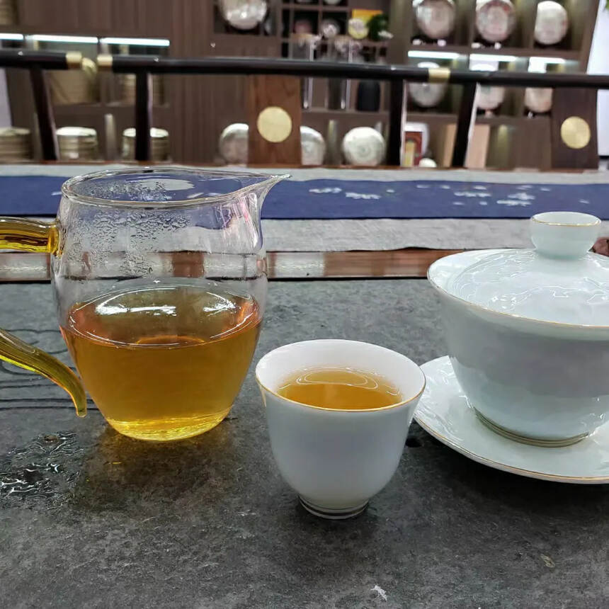 【生茶】
03年苹果绿紫天生茶，布朗山乔木茶纯料，昆