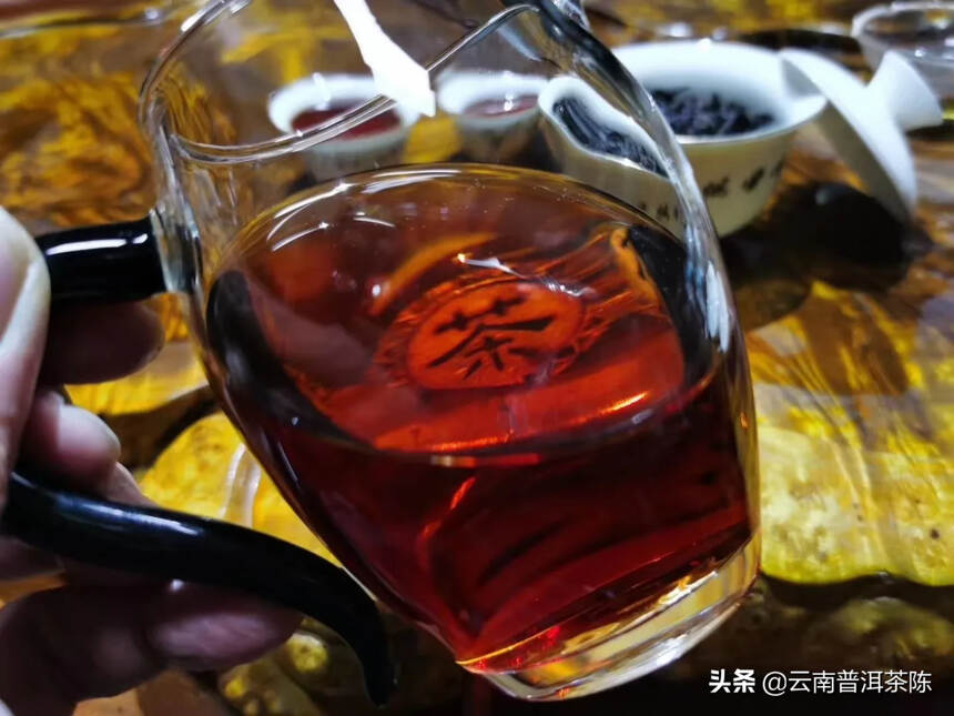 06年7569熟茶砖。
干仓转化！
汤色酒红透亮，陈