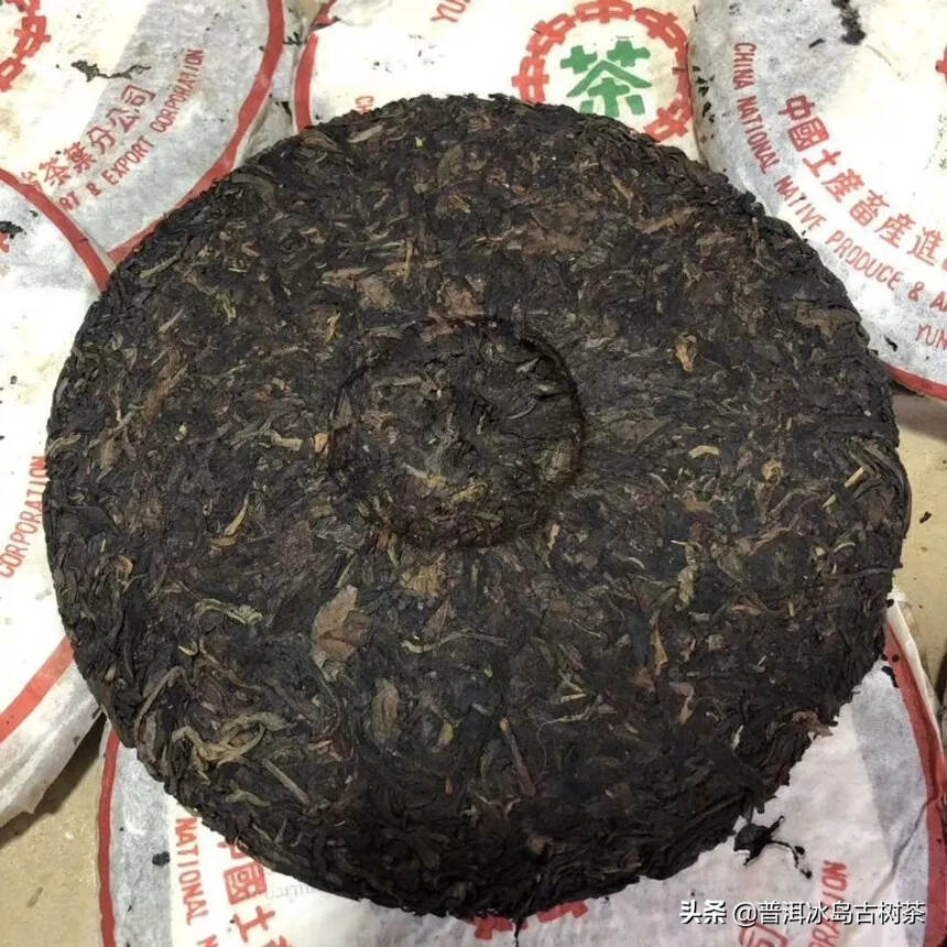 99年勐海茶厂傣文青饼，7542。昆明纯干仓老茶，数
