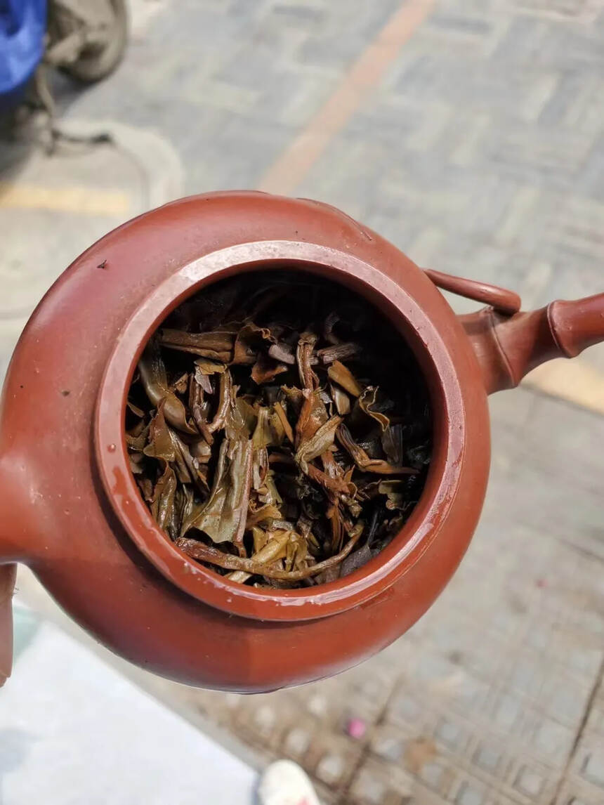 水蓝印青饼生茶，薄纸绿印，‮经历‬多年‮陈的‬化，其