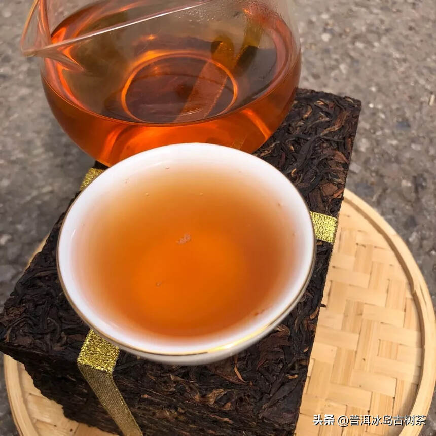 #记忆中最好喝的茶是什么味道# 01年老班章茶砖生茶