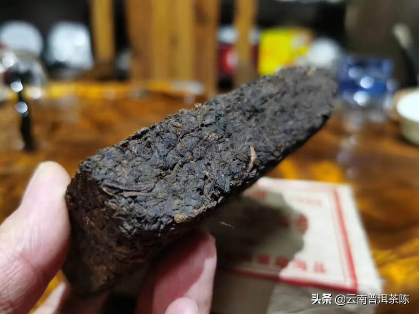 06年7569熟茶砖。
干仓转化！
汤色酒红透亮，陈