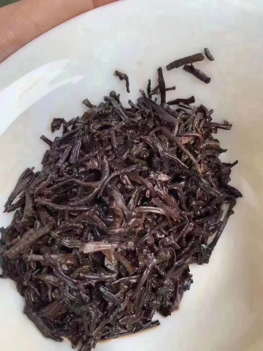 05年黎明茶厂黄针贡茶，
200克熟茶，一件84饼，