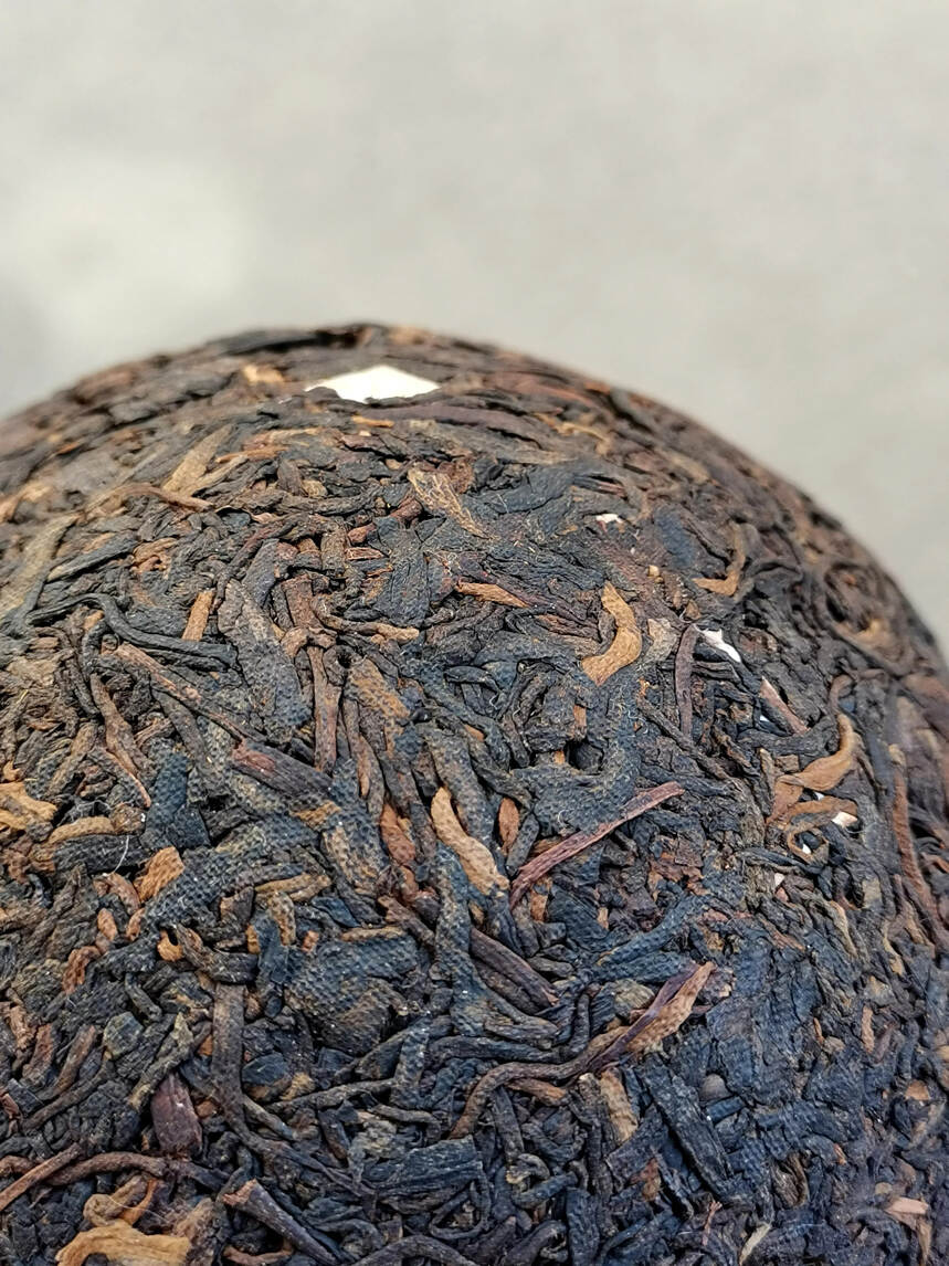 1998年红印沱
干仓老熟茶，嗅干茶陈味显著，香气中