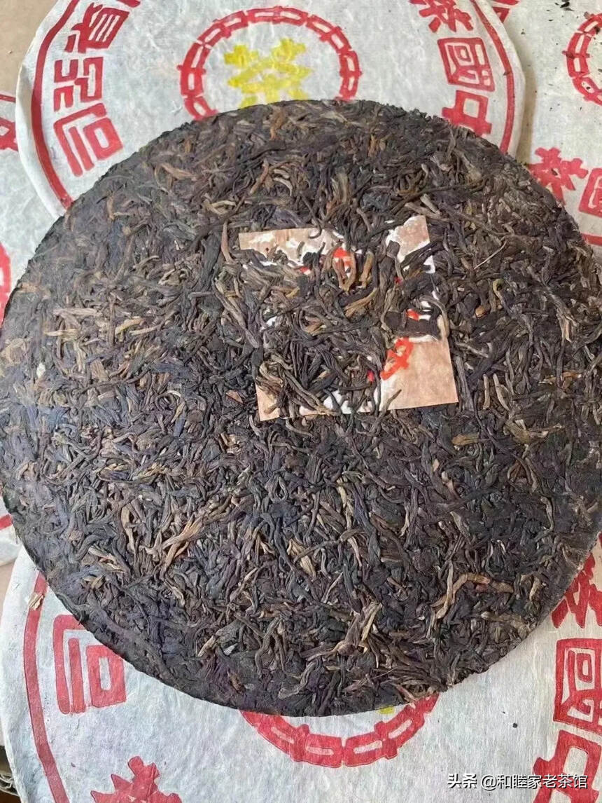 九十年代铁饼黄印老生茶，喝上几泡让你受不了的好茶，茶