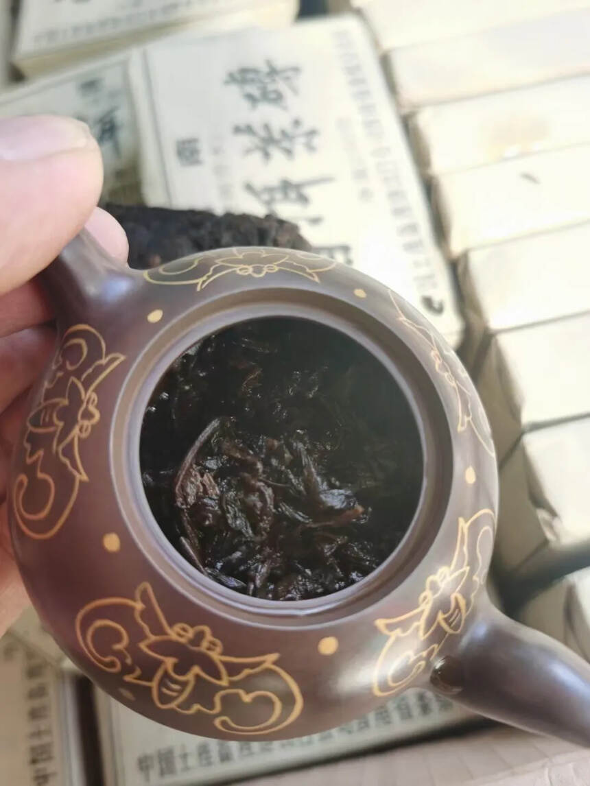 2000年老树乔木砖
干仓老熟茶，勐海味凸现
香气高