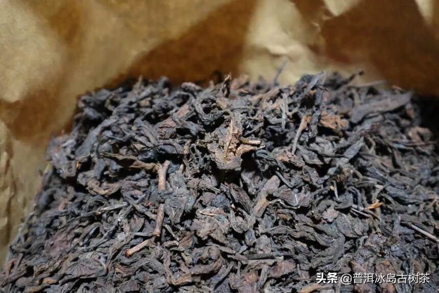 喝茶：当饮料解渴，生理需求。品茶：注重茶的色香味形，