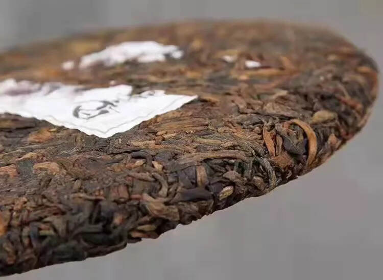 野韵醇香：真正的布朗山系大树茶原料发酵。发酵度适中，