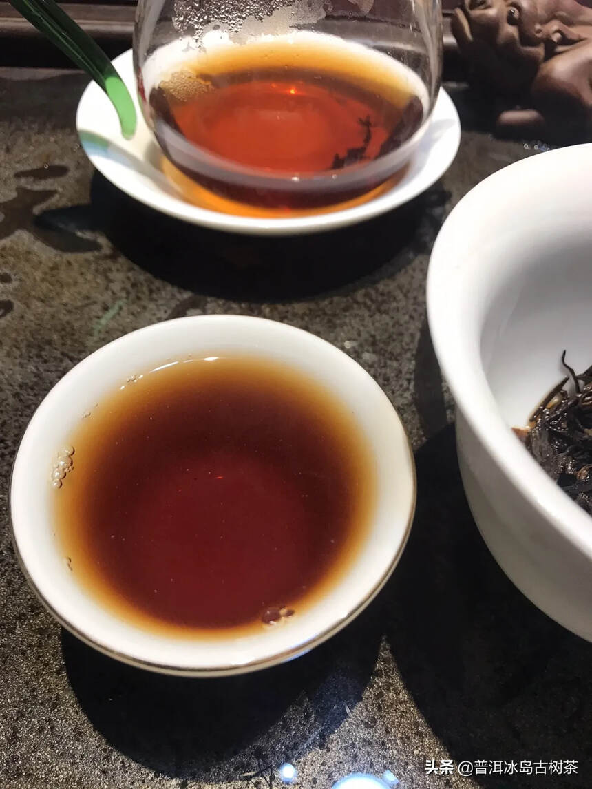 普洱茶采用的是优良品质的云南大叶种茶树之鲜叶，分为春