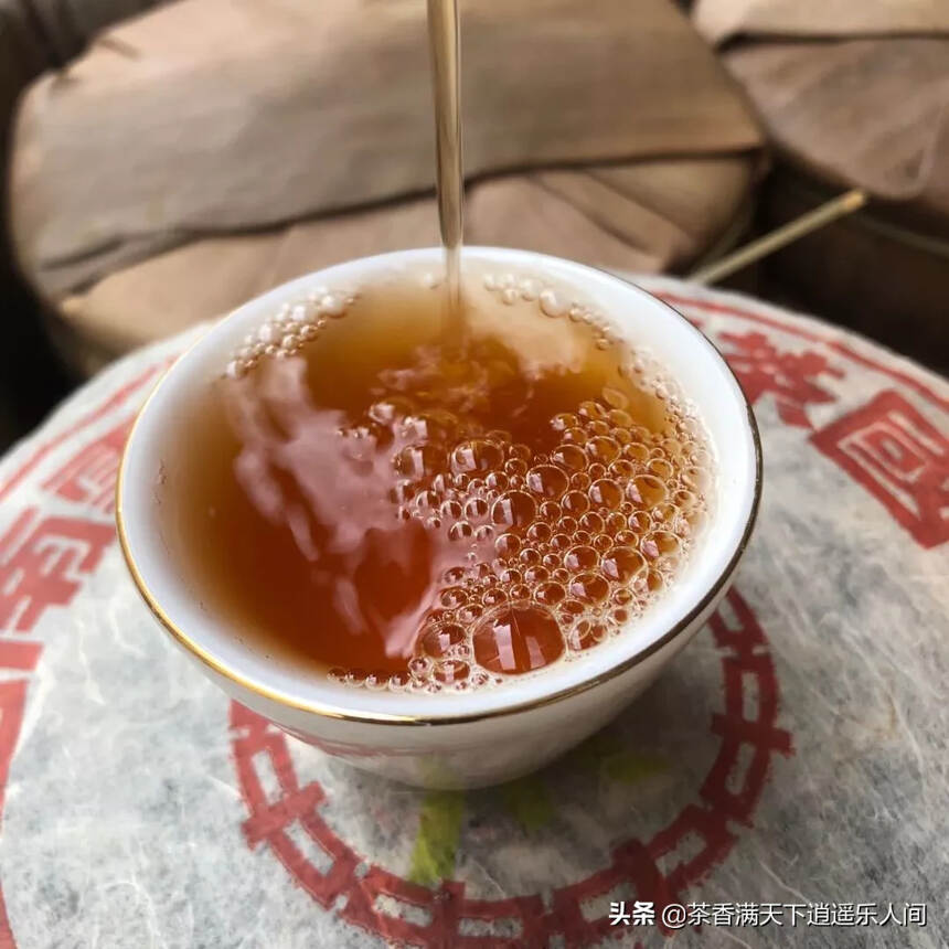 99年黄印艺术字铁饼生茶，干仓老茶！干香回甘，耐泡俱