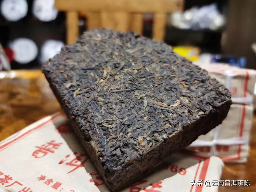 06年7569熟茶砖。
干仓转化！
汤色酒红透亮，陈