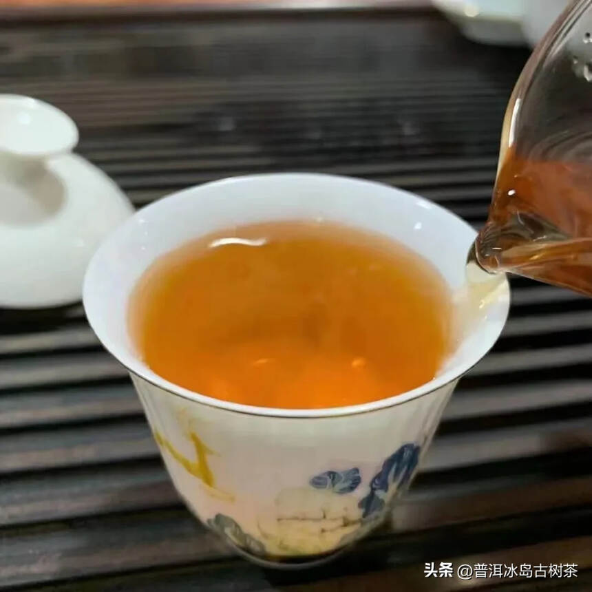 第一道茶，其味甚苦，称为苦茶，代表的是人生的苦境。万