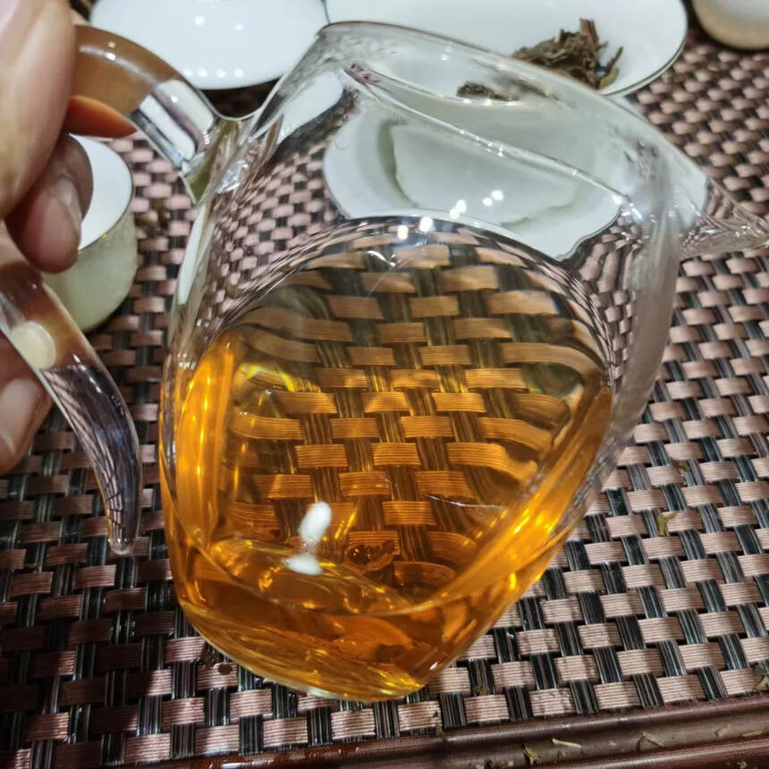 02年班章野生茶
汤色微红透亮，香气高扬，带有淡淡花
