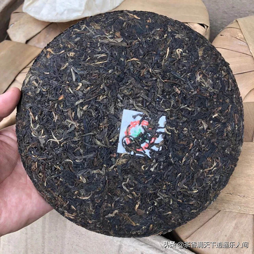 99年黄印艺术字铁饼生茶，干仓老茶！干香回甘，耐泡俱