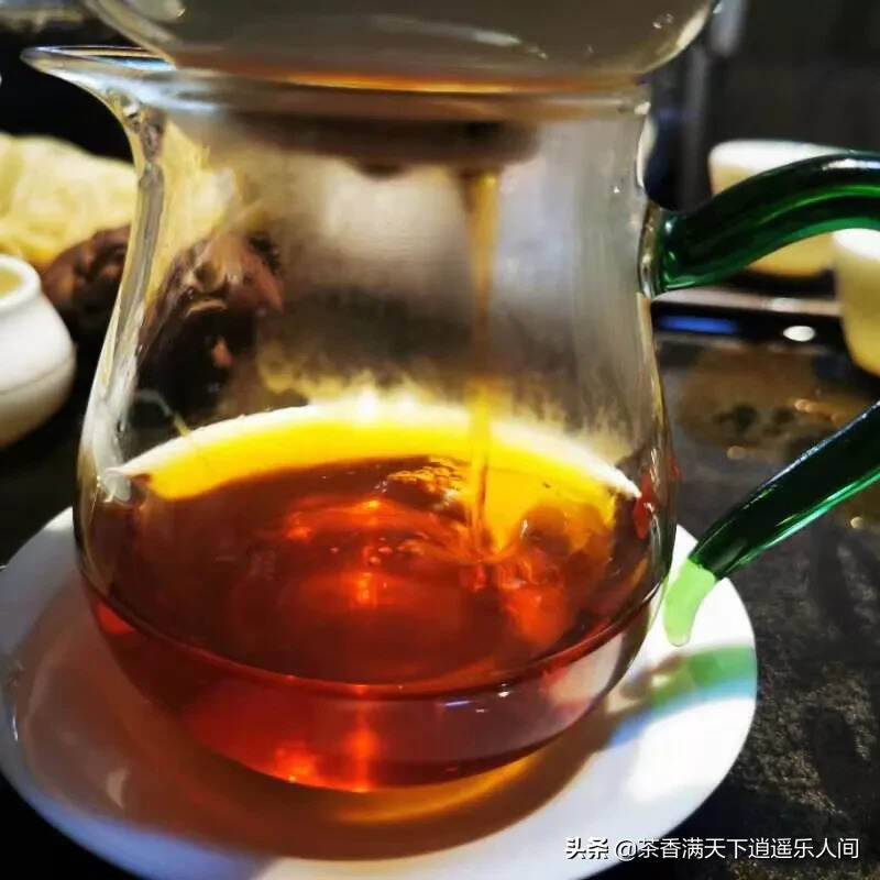 90年代易武古树茶大叶饼茶生茶，甘甜度好药香浓稠！开