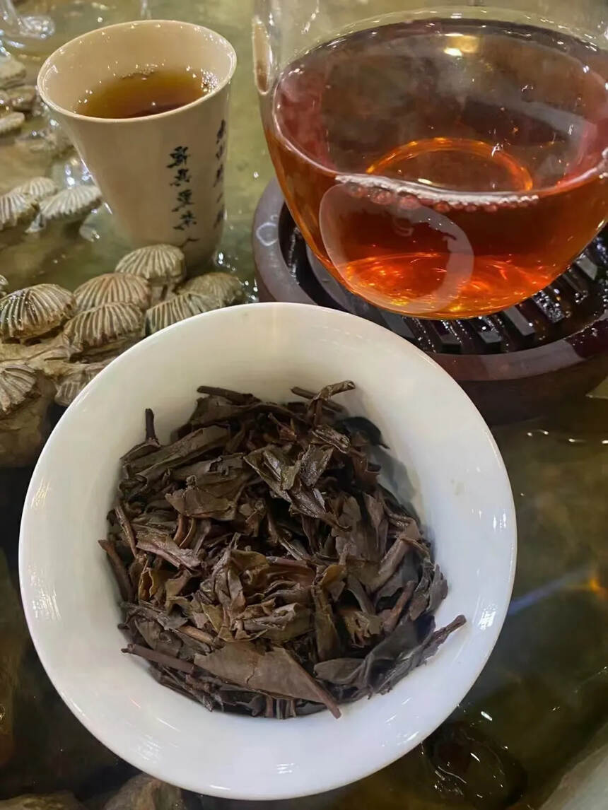 2005年南峤茶厂 紫孔雀青饼，条索紧结，霸气十足，