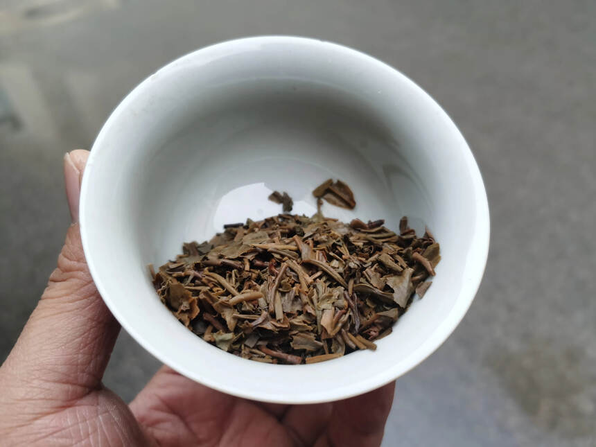 06年南峤银针贡饼 
干仓，布朗山早春乔木大树茶芽尖