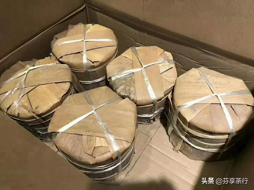 【生茶】
01年勐海出品A字饼，朱砂红版.
古思茅A