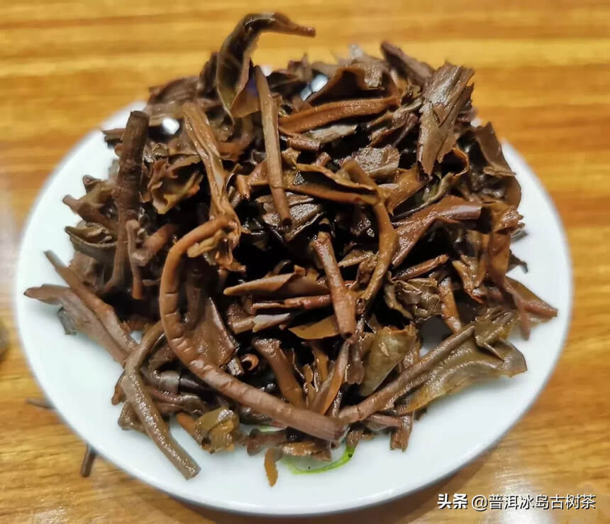 2003年拉祜景迈古树青饼
茶饼油亮干爽 完美品相