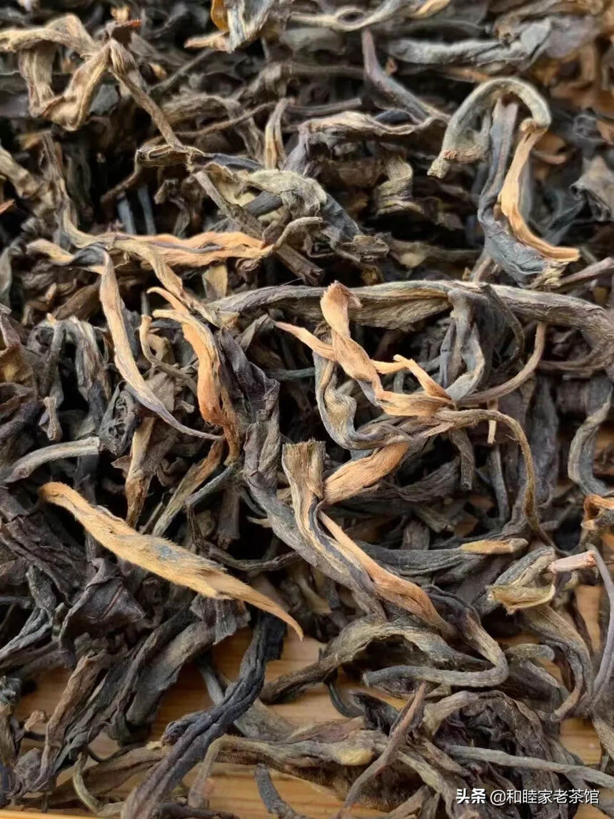 2005年班章古树生茶，条索非常粗壮，打开就可以闻到