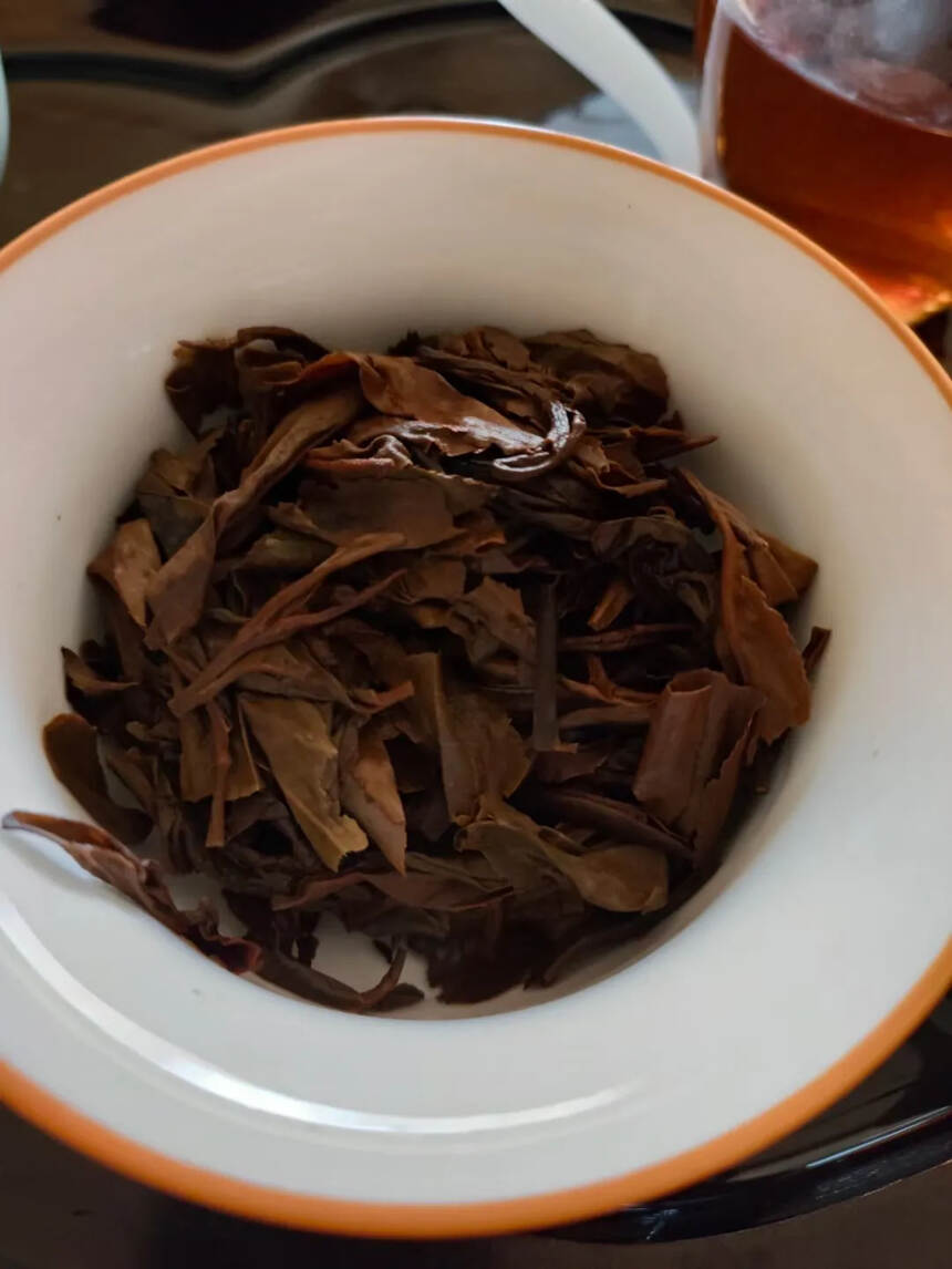 2001年易武山古树圆茶
  汤色泛红，茶汤纯净无异