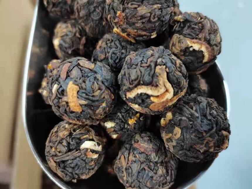 12年陈皮龙珠熟茶。一个大概7克左右，橘香陈香味醇厚