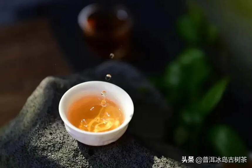 竹下忘言对紫茶，全胜羽客醉流霞，尘心洗尽兴难尽，一树