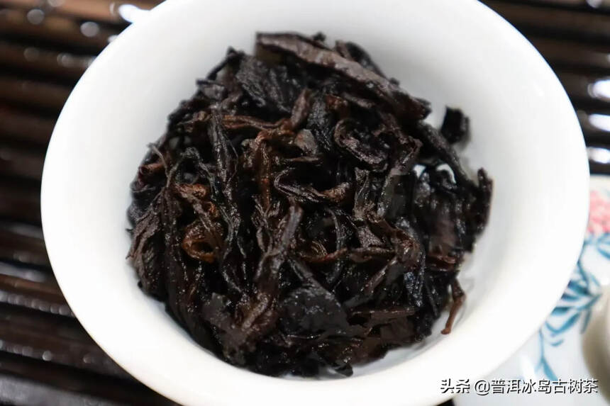 喝茶：当饮料解渴，生理需求。品茶：注重茶的色香味形，