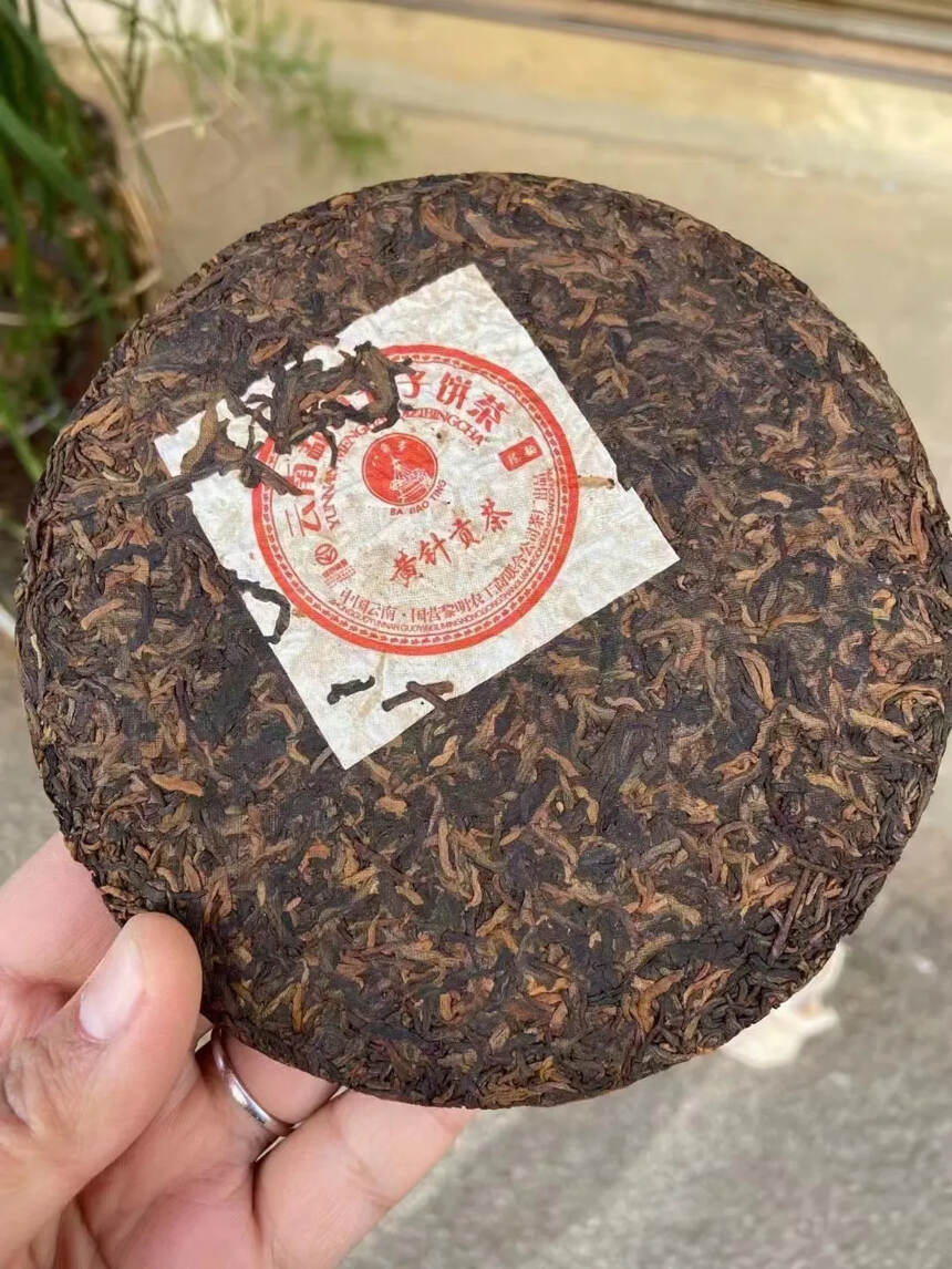 05年黎明茶厂黄针贡茶，
200克熟茶，一件84饼，