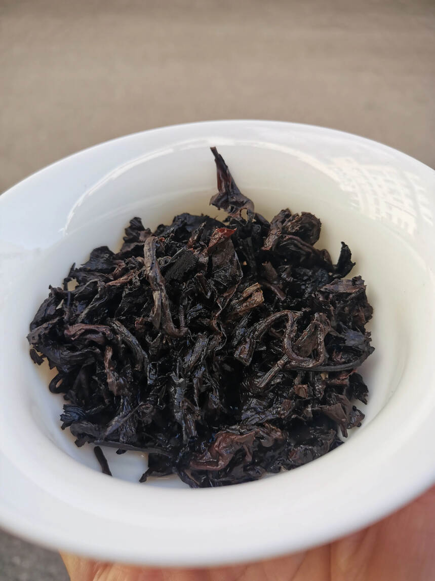 1998年红印沱
干仓老熟茶，嗅干茶陈味显著，香气中