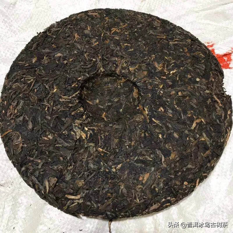 98年7542青饼
少见的油光格纹纸.
外形条索紧细