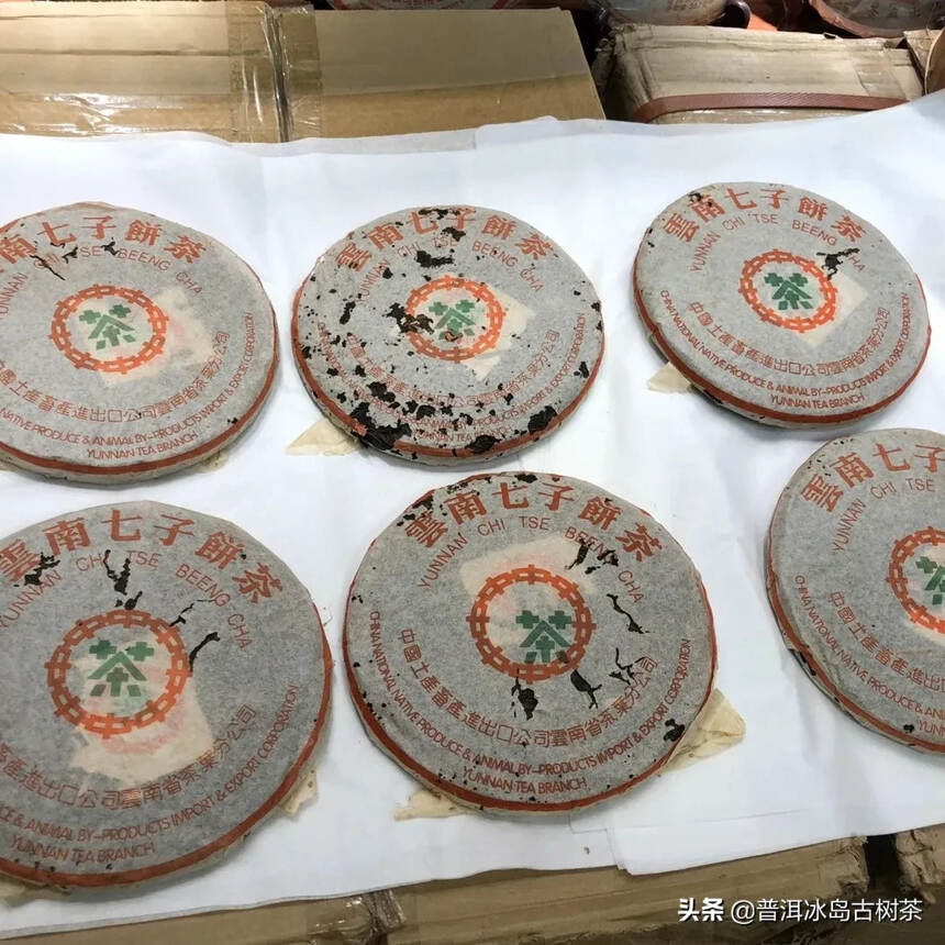 岂是绣绒残吐？卷起半帘香雾。 纤手自拈来，空使鹃啼