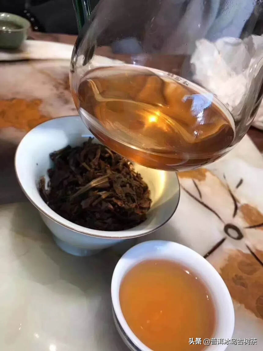 #茶生活.春茶季# 96年金印老青饼
格纹纸生茶
纯