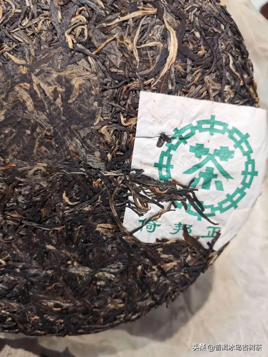 竹下忘言对紫茶，全胜羽客醉流霞，尘心洗尽兴难尽，一树