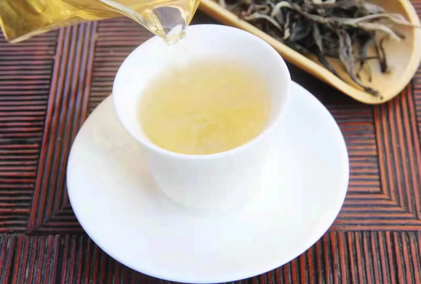 昔归 普洱茶
犹如沉睡在高原原生态的冰甜美人茶，柔和