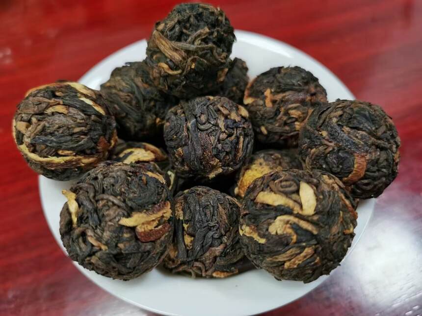 12年陈皮龙珠熟茶。一个大概7克左右，橘香陈香味醇厚