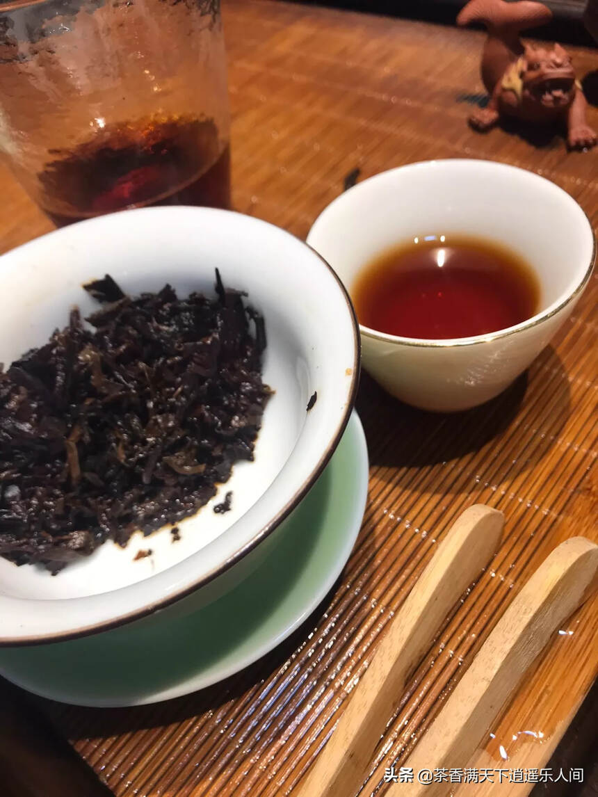 03年易武熟茶小饼120克，压制比较紧，耐泡度很高！