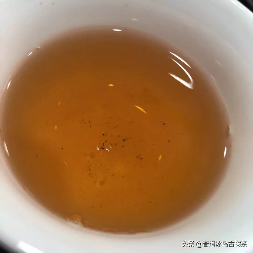 在阴沉而窒息的空气里，泡一杯茶，坐在窗台下。五月的柳