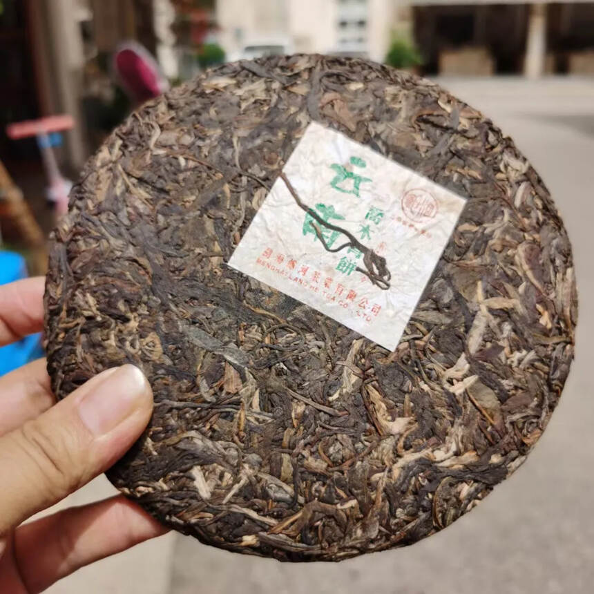 2012乔木青饼
勐海境内乔木老树晒青毛茶为原料
汤