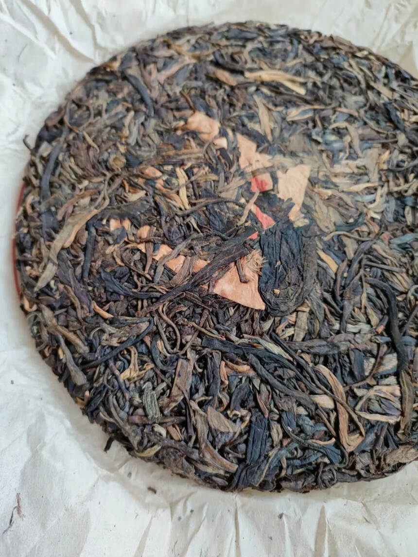 2001年易武山古树圆茶
  汤色泛红，茶汤纯净无异
