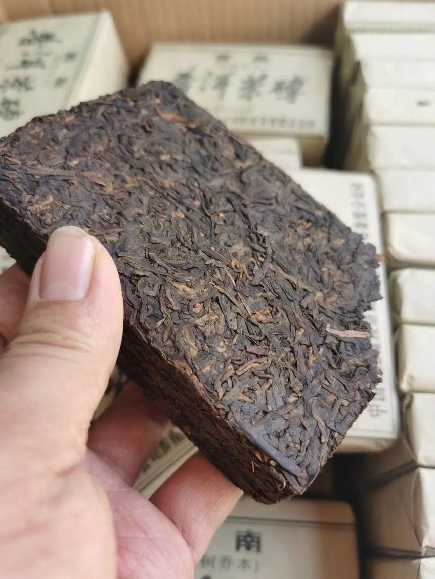 2000年老树乔木砖
干仓老熟茶，勐海味凸现
香气高